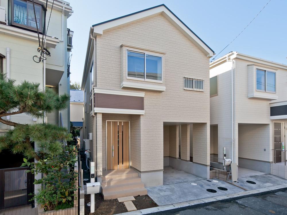 Local photos, including front road. Local (10 May 2013) Shooting