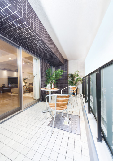 Interior.  [balcony] Affluent balcony of depth 2m is, It is a living space that can be used comfortably as outdoor living.