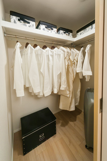 Interior.  [storage] Place the storage space that is rich to want place of residence, To keep the living space clean. (The photo shows a walk-in closet)