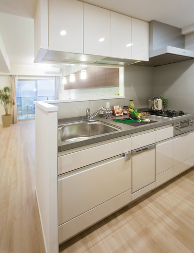 Kitchen.  [Easy-to-use system kitchen and functional] System kitchen that combines the functionality and design. Abundant storage capacity and easy-to-use the latest system. Would that the dishes become more fun. (Less than, Published photograph of the C type (design change plan) ※ Sale settled)