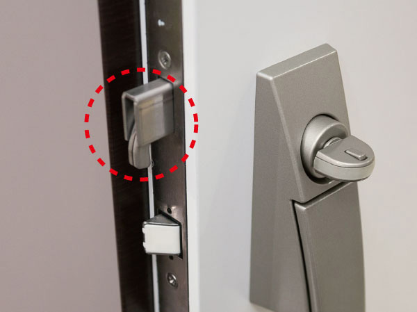 Security.  [Of high-strength sickle dead] Since the entrance door is equipped with a sickle dead, It is also effective against violent incorrect lock method using the destruction tool bar, etc.. (Same specifications)