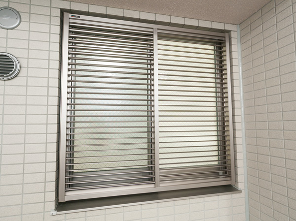Building structure.  [Surface lattice of blind sense] It employs a movable louver-type surface grating in the window facing the outside corridor. Through the wind and the light, Shut out the line of sight. Excellent in crime prevention, It supports a comfortable life, which further also enhance privacy. (Same specifications)
