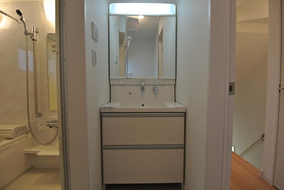 Wash basin, toilet. Interior