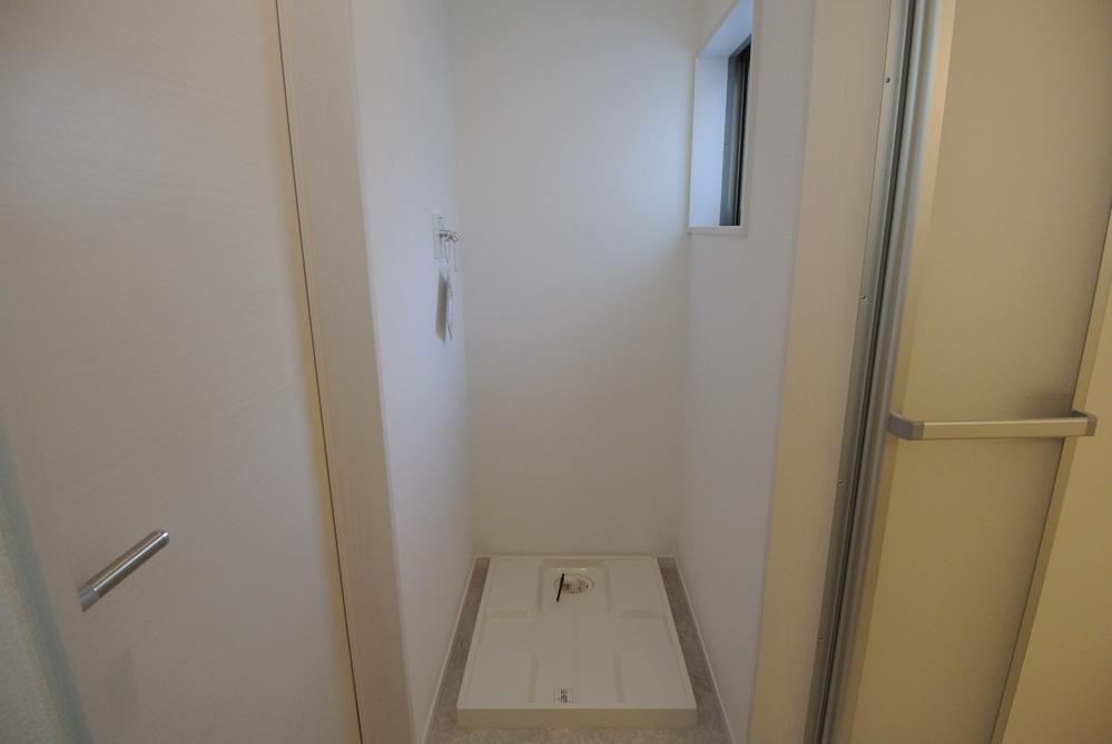 Wash basin, toilet. Interior