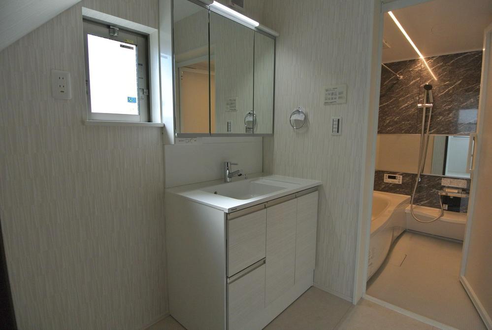 Wash basin, toilet. Interior