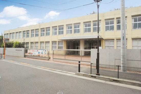 Junior high school. 1784m to Fuchu third junior high school