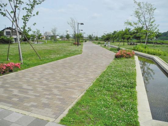 park. 748m to local Forest Park