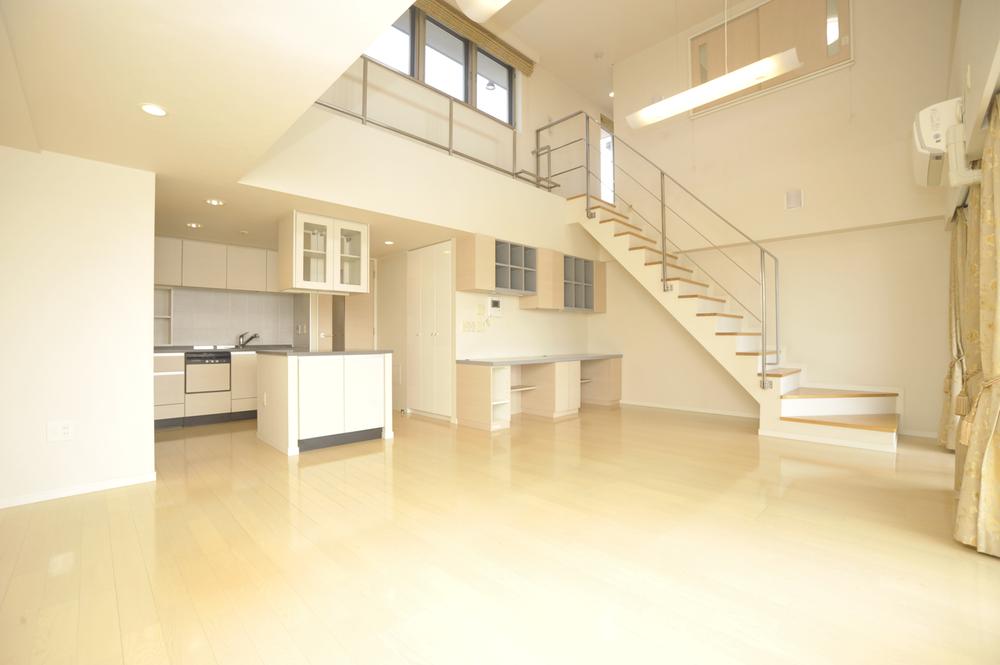 Living. Local (10 May 2013) Shooting