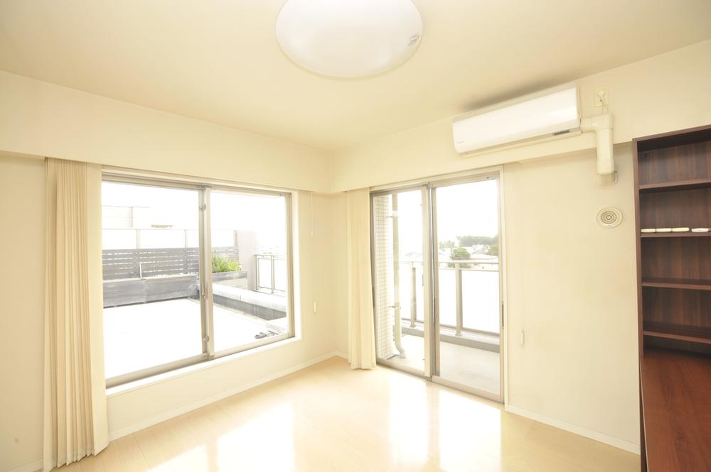 Non-living room. Local (10 May 2013) Shooting