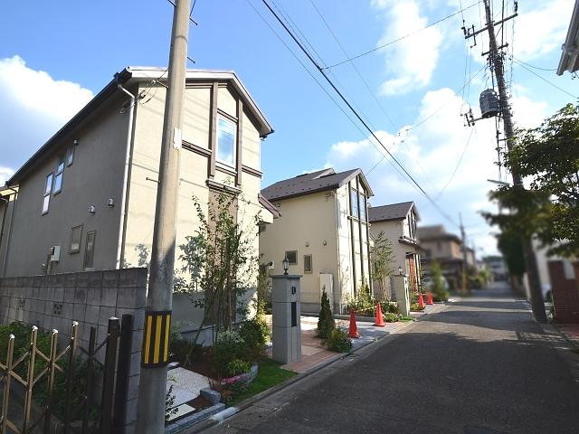 Local photos, including front road. Contact road situation