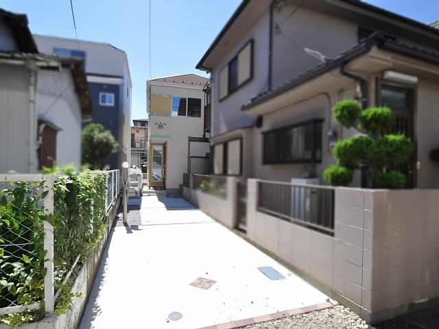 Local photos, including front road. Contact road situation 1 Building