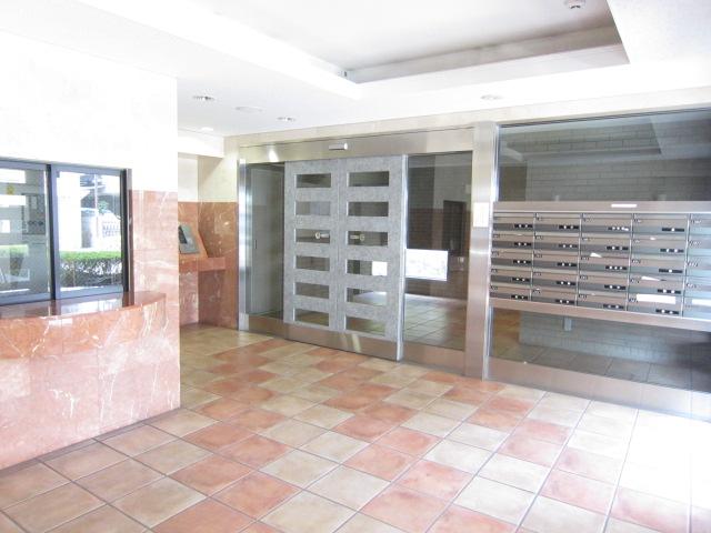 Entrance. Common areas