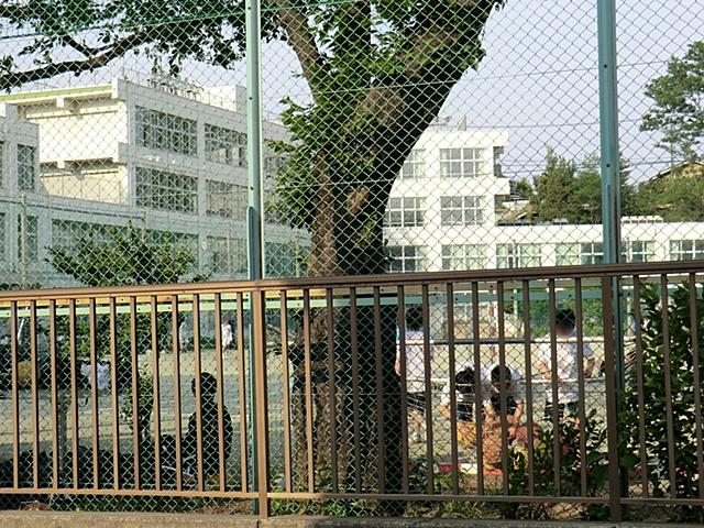Junior high school. Fussa stand Fussa 504m to the third junior high school