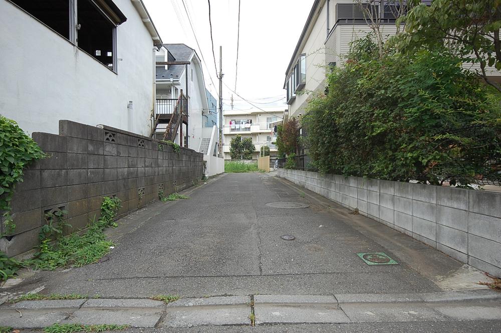 Local photos, including front road. Front road south 4m