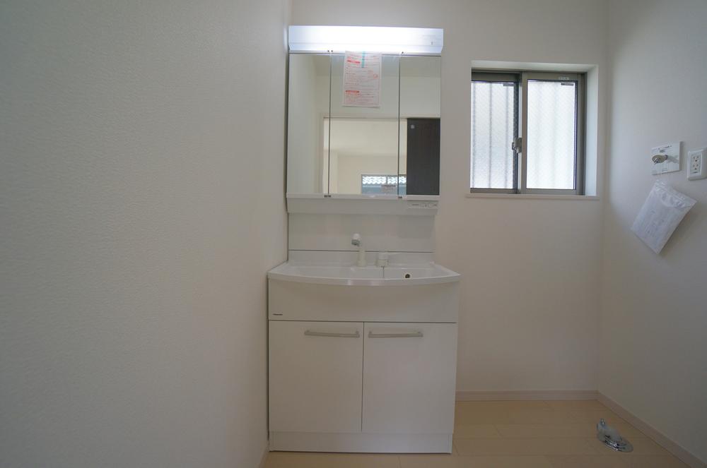 Wash basin, toilet. Same specifications washroom