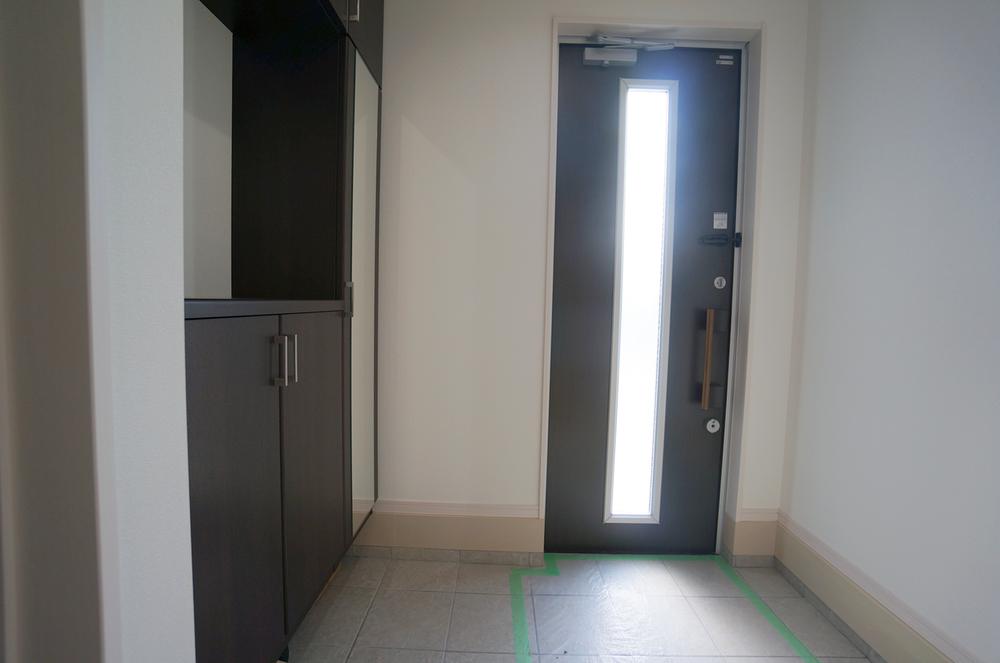 Entrance. Same specifications