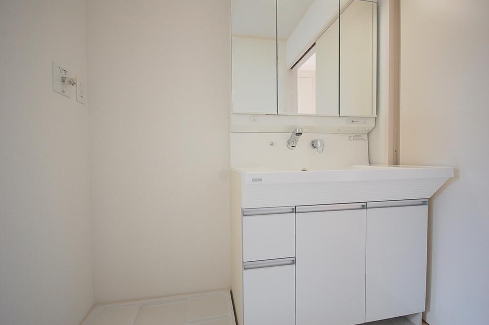 Wash basin, toilet. Same specifications ・ Wash basin