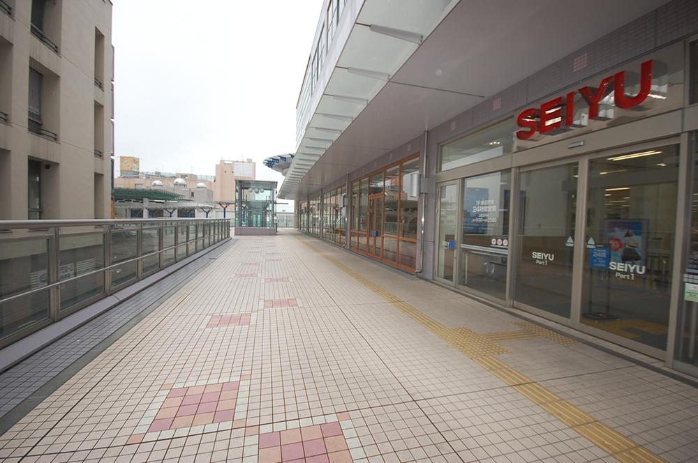 Supermarket. 962m until Seiyu Fussa shop