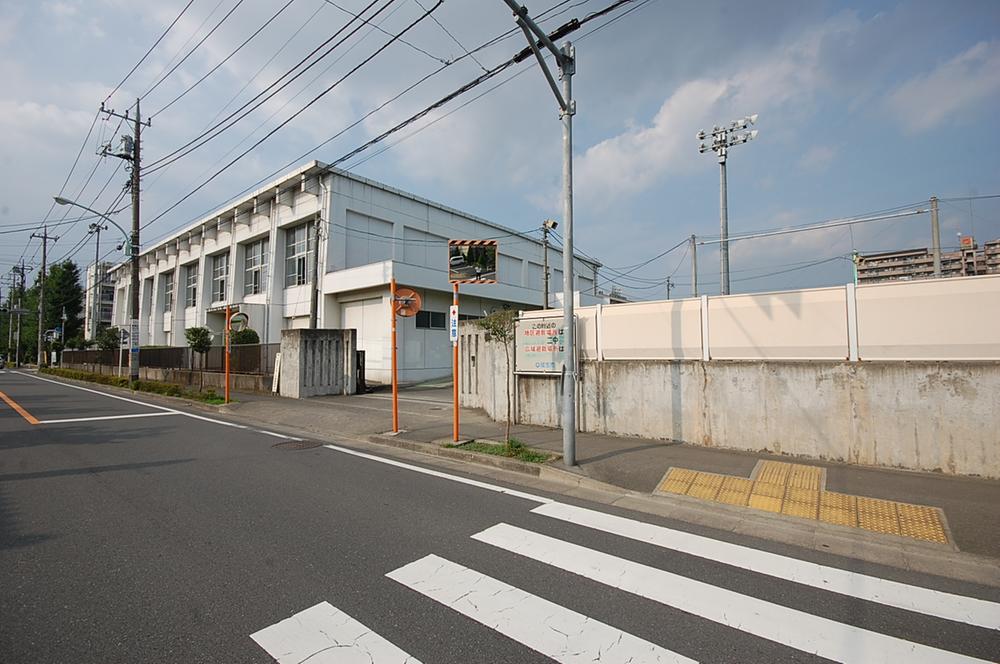 Junior high school. Fussa stand Fussa 572m until the second junior high school