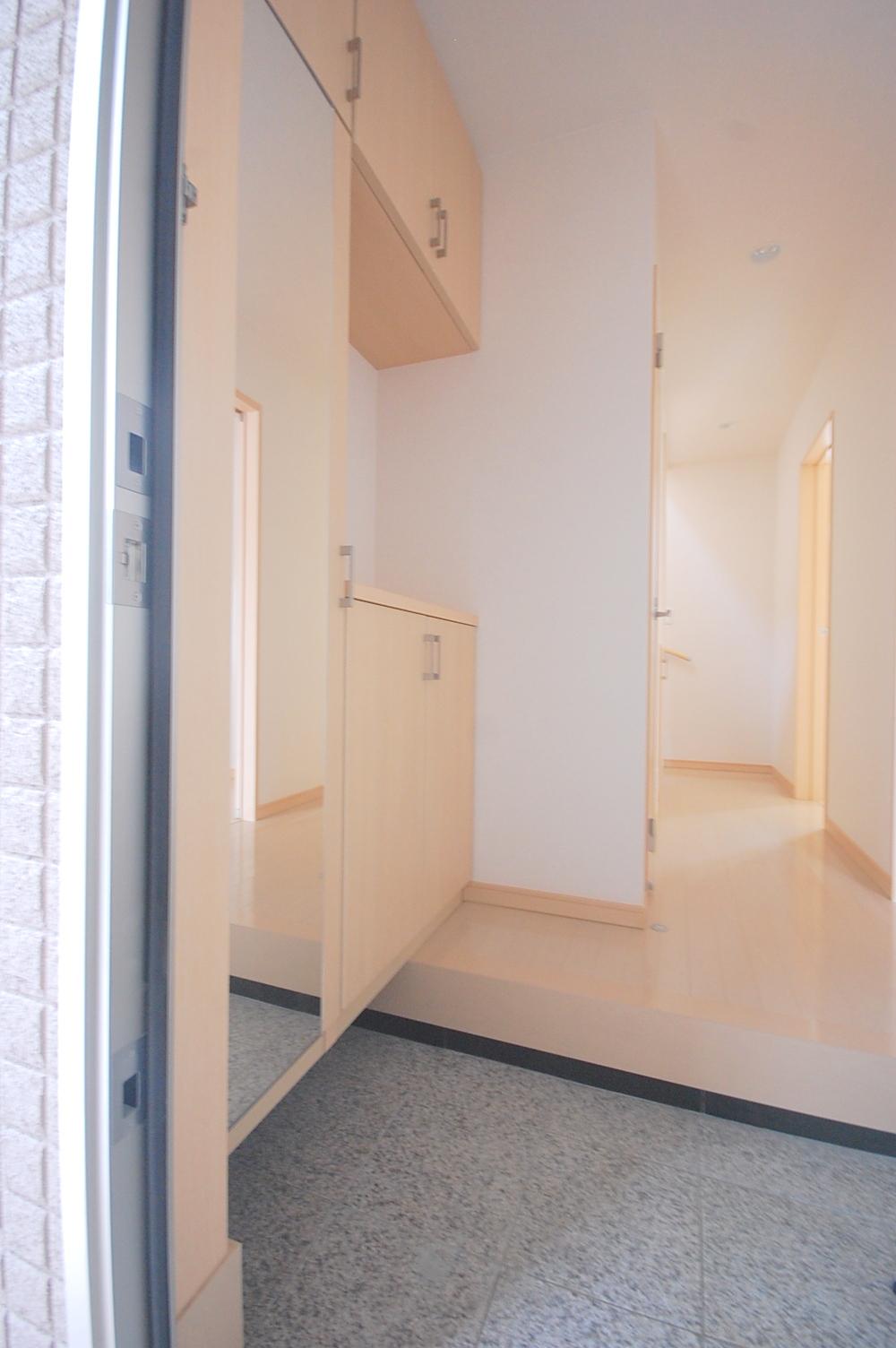 Entrance. Same specifications entrance