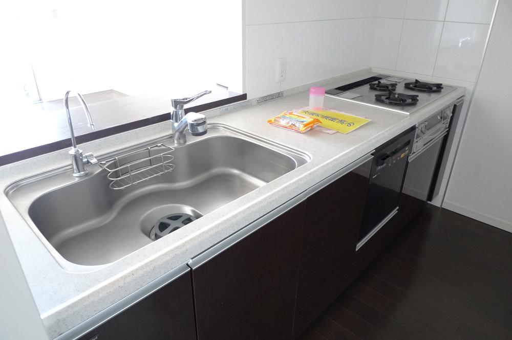 Kitchen. Indoor (12 May 2013) Shooting Disposer ・ water filter ・ With food washing machine