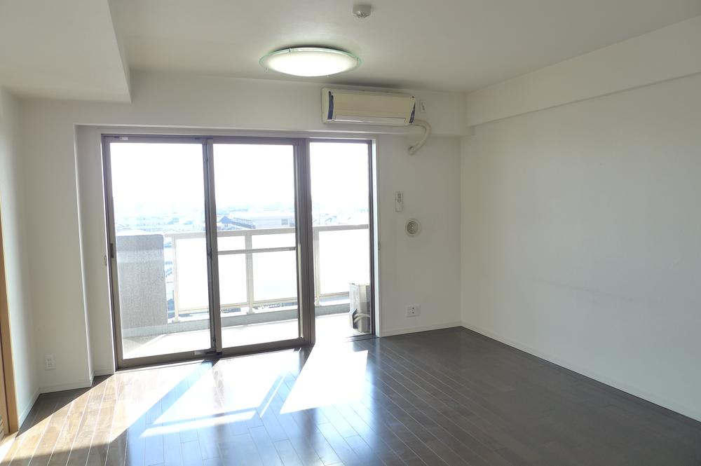 Living. Indoor (12 May 2013) Shooting Gas hot water floor heating installation