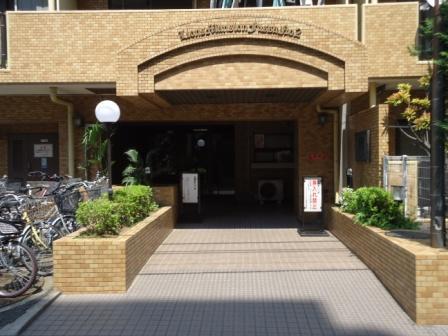 Entrance. Local (July 2012) shooting Current large-scale repair work in the (July 2013 scheduled to be completed)