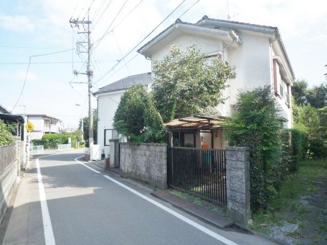 Local photos, including front road. Local (September 24, 2013) Shooting It is a quiet residential area.