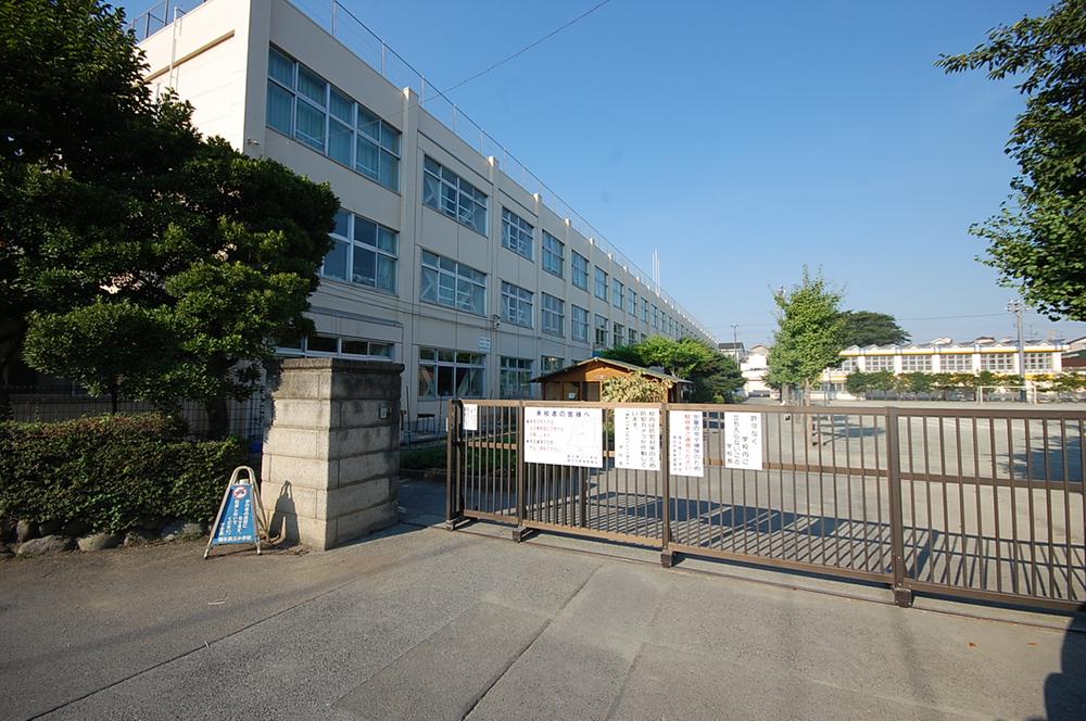 Primary school. Fussa stand Fussa 585m to the third elementary school