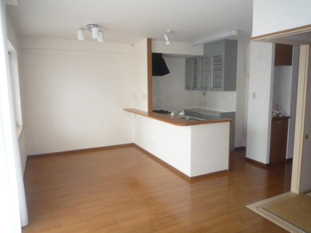 Living. Indoor (June 2013) Shooting I can dishes while enjoying the conversation with your family at the counter kitchen