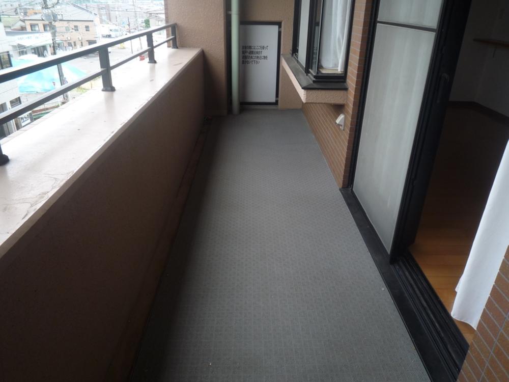 Balcony. Indoor (June 2013) Shooting I also do not worry about the people of the laundry there are many families