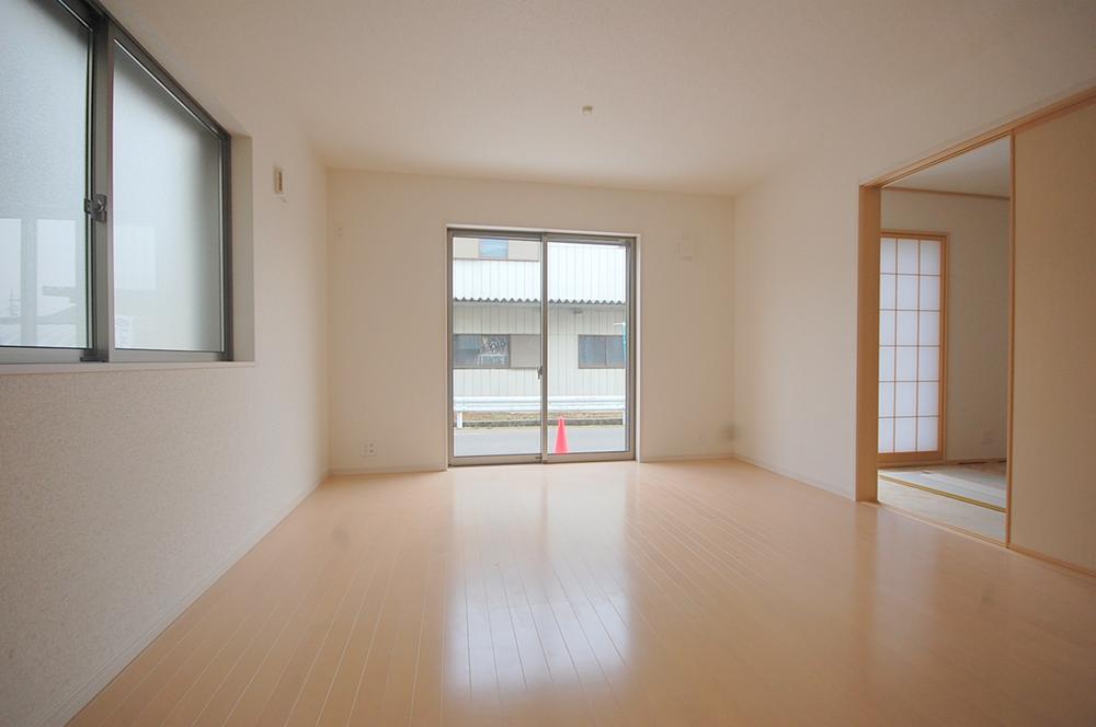 Same specifications photos (living). Same specifications living