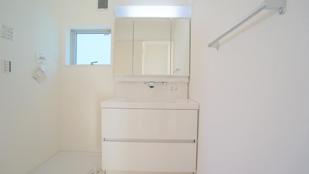 Wash basin, toilet. Same specifications ・ Washroom