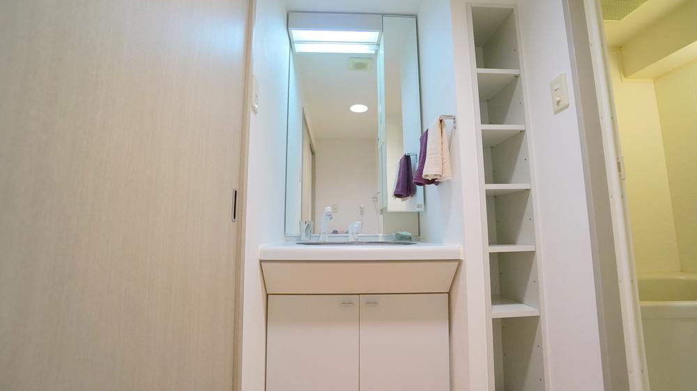 Wash basin, toilet. Indoor (11 May 2013) Shooting