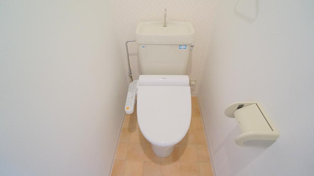 Toilet. Indoor (11 May 2013) Shooting