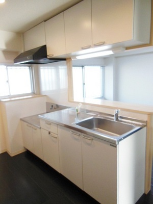 Kitchen.  ☆ Is a popular counter kitchen to women ☆