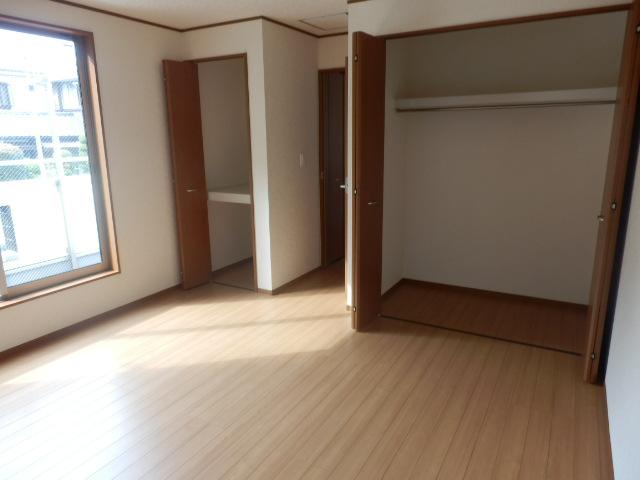 Non-living room. 1 Building