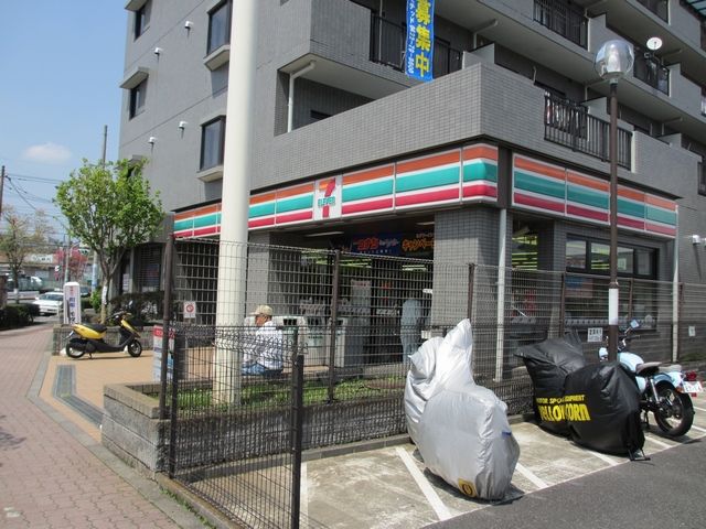 Convenience store. 280m to Seven-Eleven (convenience store)