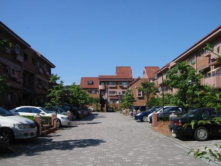 Local appearance photo. All 33 units of Maisonette tiled apartment