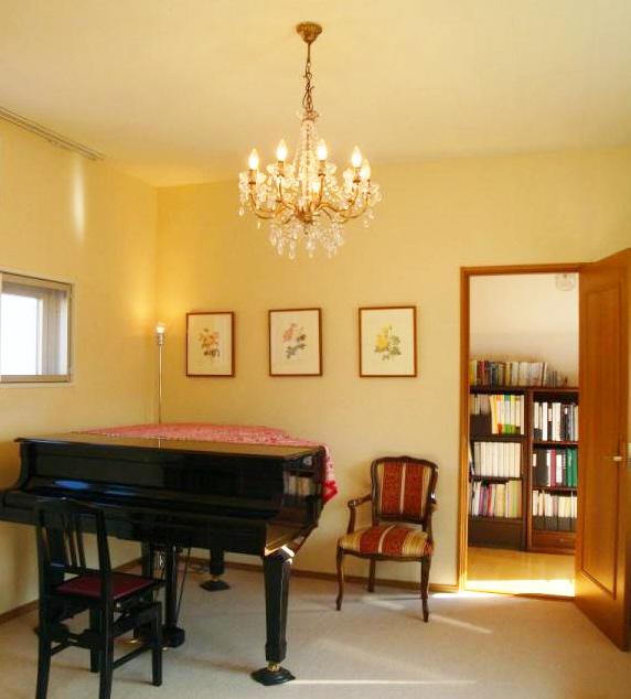 Non-living room. It is the room, complete with soundproof rooms.