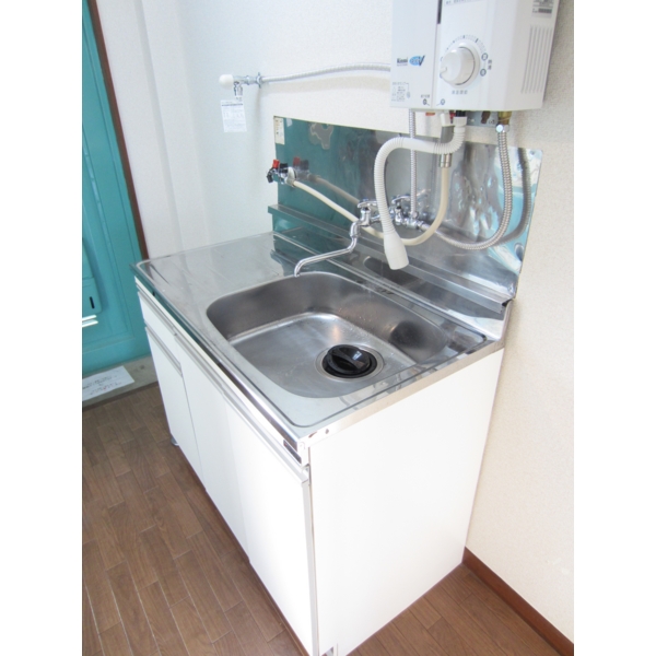 Kitchen. Water heater with!