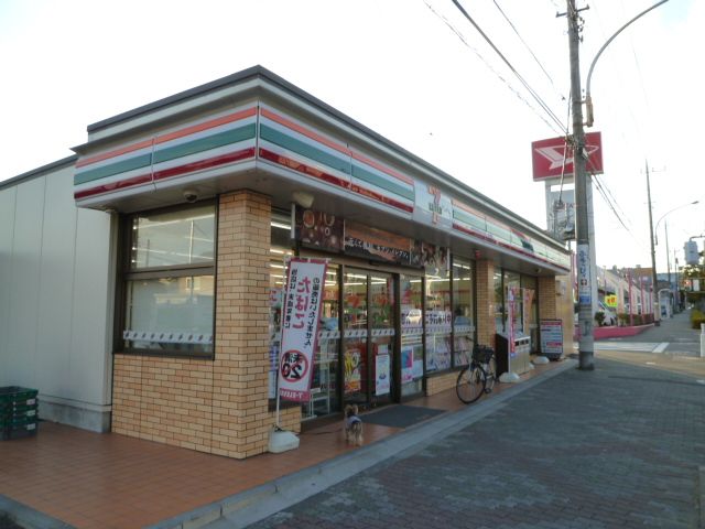 Convenience store. 150m to Seven-Eleven (convenience store)