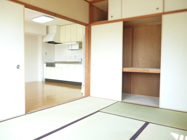 Other room space. Japanese-style housing with upper closet plenty
