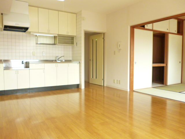 Living and room. We connected the living and the Japanese-style room, You can use spacious taking a sliding door.