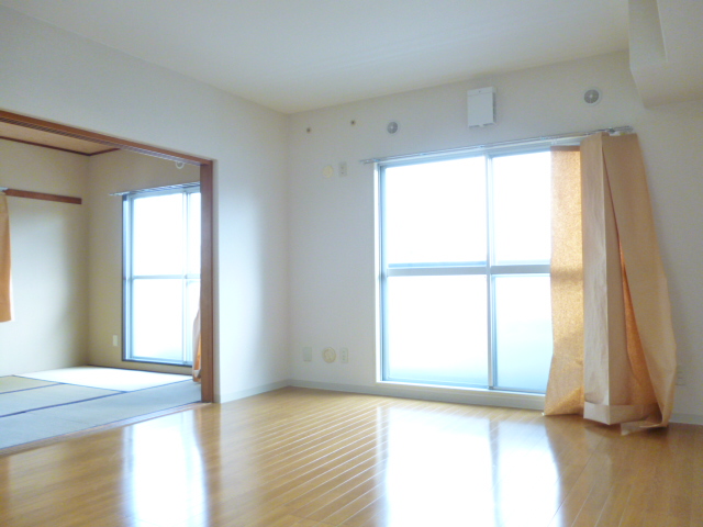 Living and room. LDK 11.5 Pledge. Without front building sunny