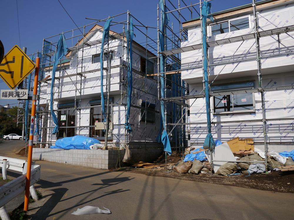 Local photos, including front road. Hazama ・ It is also a good many living environment commercial facilities around in Mejirodai Station 2 Station walking distance. Good per sun in the south road.