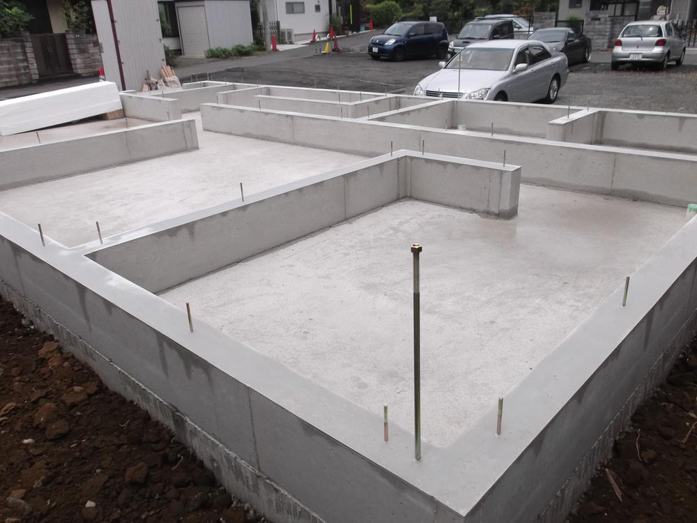 Other Equipment. ■ Name rebar-filled concrete mat foundation ■ The caption base portion to Haisuji the 13mm rebar in a grid pattern in 200mm pitch, It made by pouring concrete. Because solid foundation to cover the basis of the whole ground, It can be transmitted to the ground by dispersing a load of the building, It is possible to improve the durability and earthquake resistance against immobility subsidence. or, Because under the floor over the entire surface is concrete will also be moisture-proof measures.