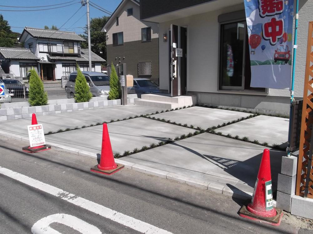 Parking lot. 3 units available parking is by type of vehicle. Day good, Small children is also safe traffic volume is small.