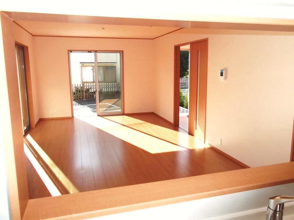 Living. Per diem good, Spacious living Flooring unnecessary wax, It is a strong flooring to scratch. 2013 November shooting