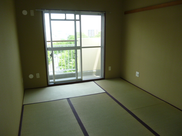 Living and room. The north side of the Japanese-style room also with balcony. 